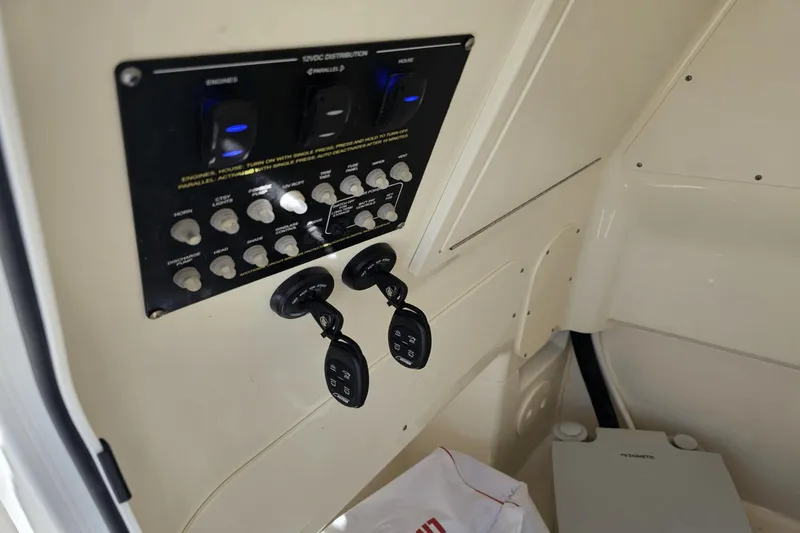 Slide: The Image of Boston Whaler 280 Dauntless 2023 - 31