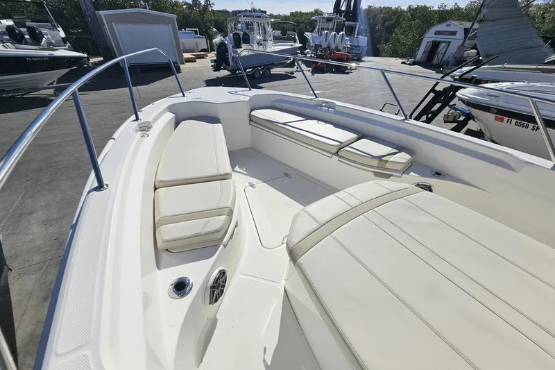 Slide: The Image of Boston Whaler 280 Dauntless 2023 - 32