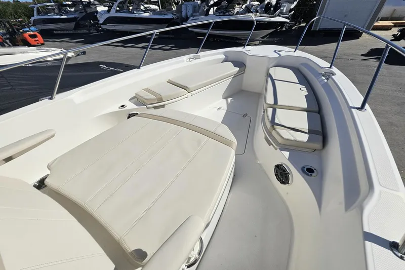 Slide: The Image of Boston Whaler 280 Dauntless 2023 - 33