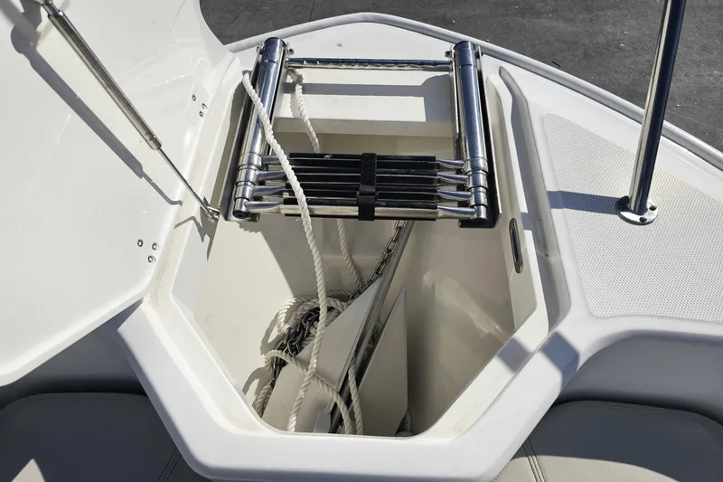 Slide: The Image of Boston Whaler 280 Dauntless 2023 - 37