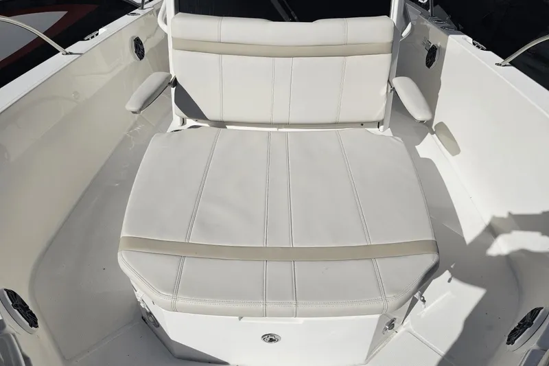 Slide: The Image of Boston Whaler 280 Dauntless 2023 - 38