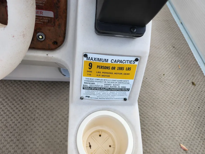 Slide: The Image of Capacity label on 2002 Harris FloteBote 220 Fisherman, max 9 persons or 1985 lbs. - 22