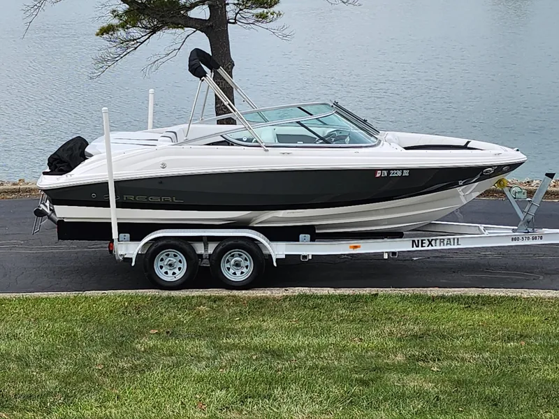 Slide: The Image of Regal 2000 ES Bowrider 2017 - 0