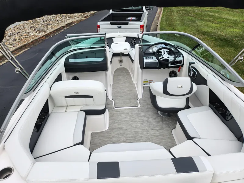 Slide: The Image of Regal 2000 ES Bowrider 2017 - 10