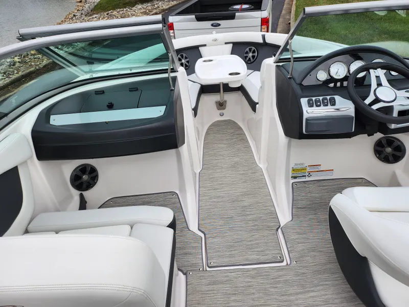 Slide: The Image of Regal 2000 ES Bowrider 2017 - 11