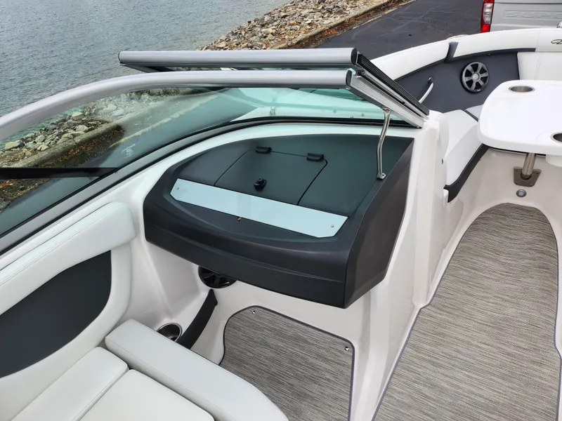 Slide: The Image of Regal 2000 ES Bowrider 2017 - 14