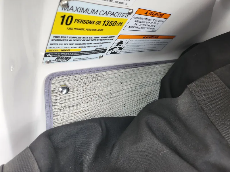 Slide: The Image of Regal 2000 ES Bowrider 2017 - 17