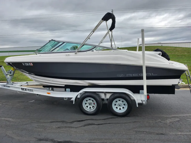 Slide: The Image of Regal 2000 ES Bowrider 2017 - 4