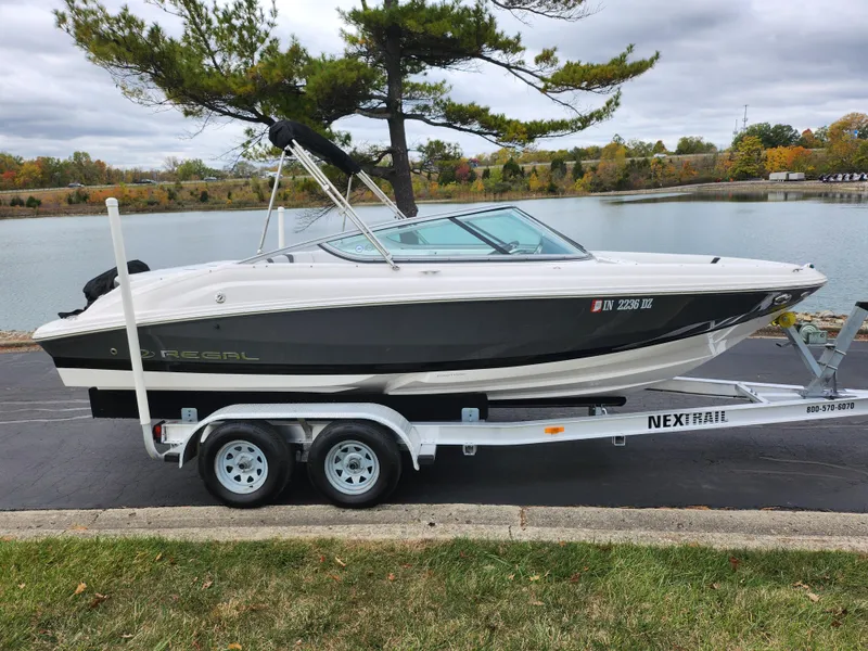 Slide: The Image of Regal 2000 ES Bowrider 2017 - 9