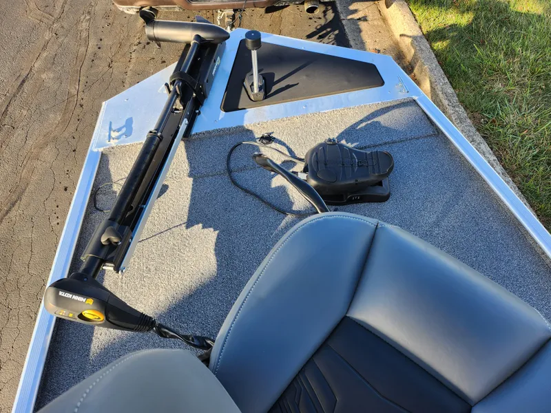 Slide: The Image of 2020 Tracker Bass Tracker Classic XL boat deck with trolling motor and seat. - 17