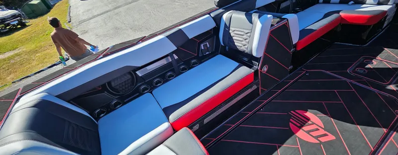 Slide: The Image of Malibu 26LSV 2025 - 15