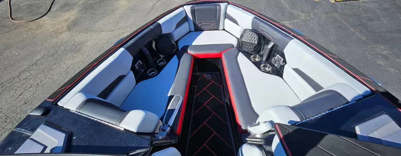 Slide: The Image of Malibu 26LSV 2025 - 4