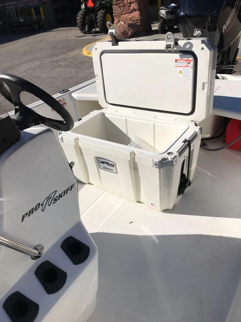 Slide: The Image of 2025 Mako Pro Skiff 17 CC boat with open storage compartment. - 10