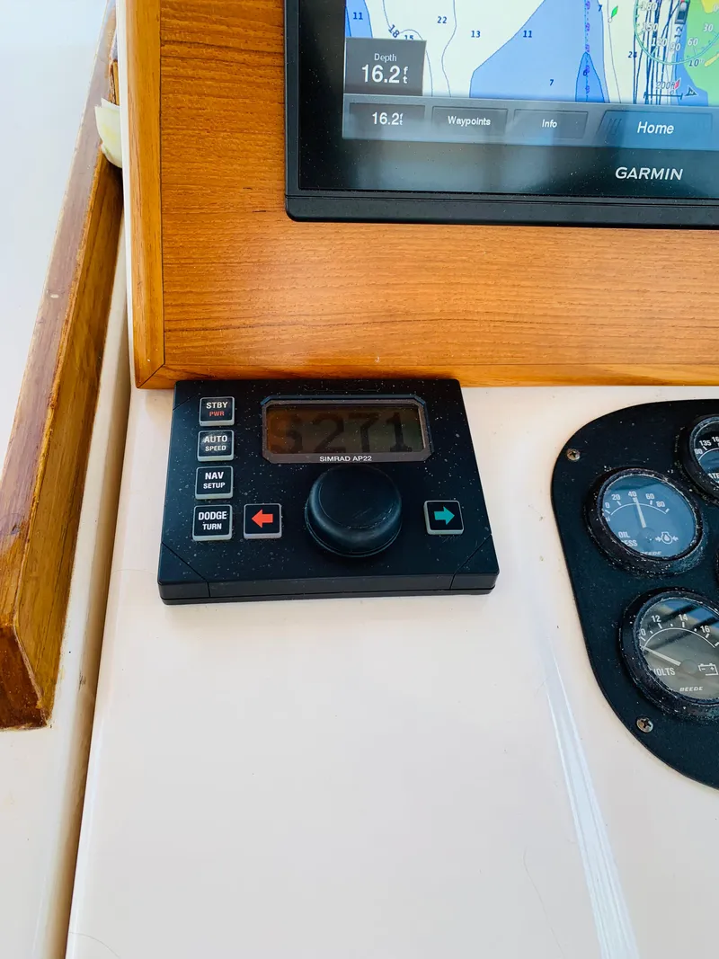 Slide: The Image of Control panel of a 2004 Sabre 42 Hardtop Express yacht with Garmin display. - 21