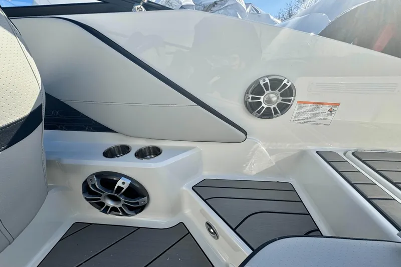 Slide: The Image of Sea Ray SPX 190 Outboard 2025 - 10
