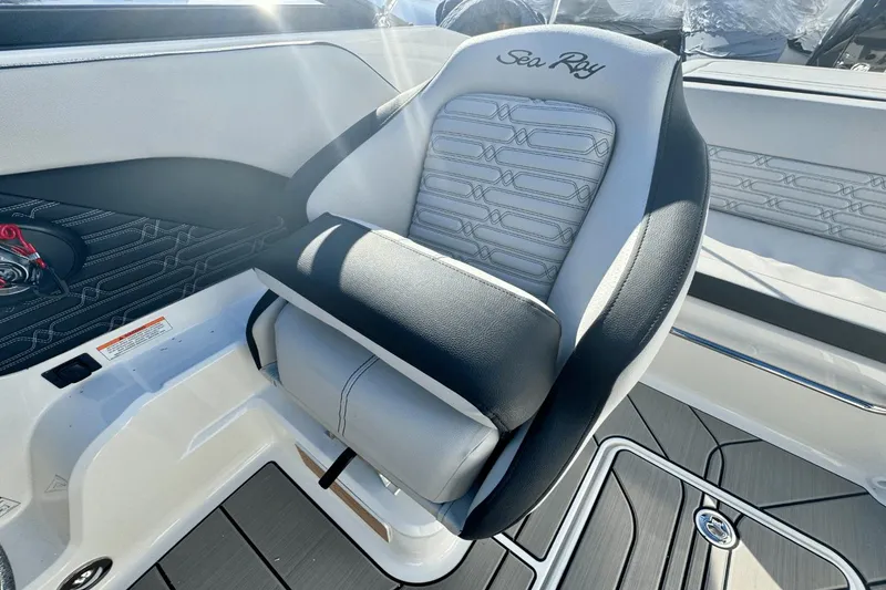 Slide: The Image of Sea Ray SPX 190 Outboard 2025 - 12