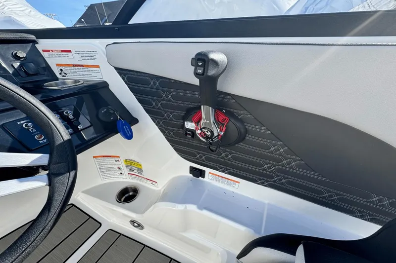 Slide: The Image of Sea Ray SPX 190 Outboard 2025 - 13