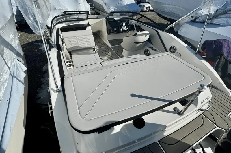 Slide: The Image of Sea Ray SPX 190 Outboard 2025 - 5