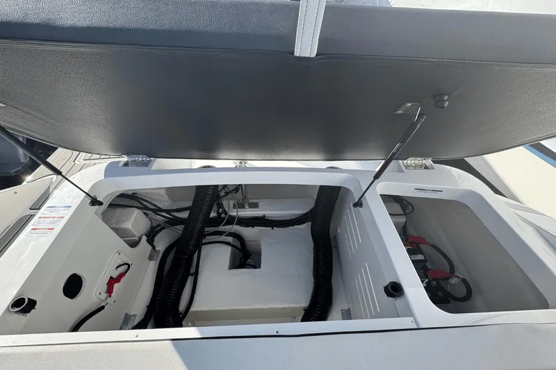 Slide: The Image of Sea Ray SPX 190 Outboard 2025 - 9