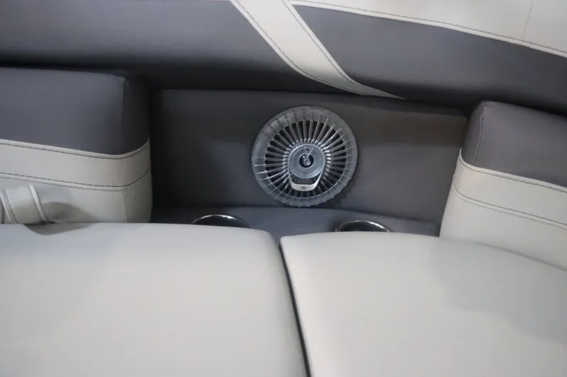 Slide: The Image of Barletta Cabrio 22U 2025 - 18