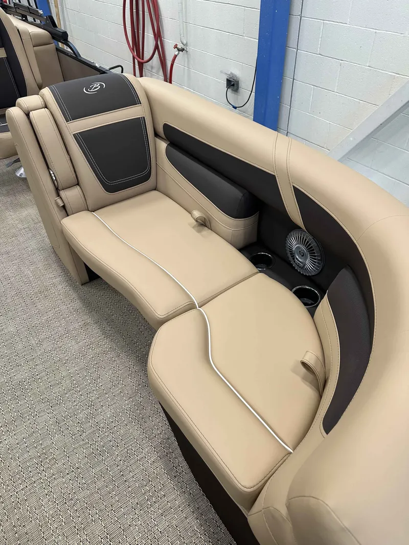 Slide: The Image of Barletta Cabrio 22QC 2025 - 8