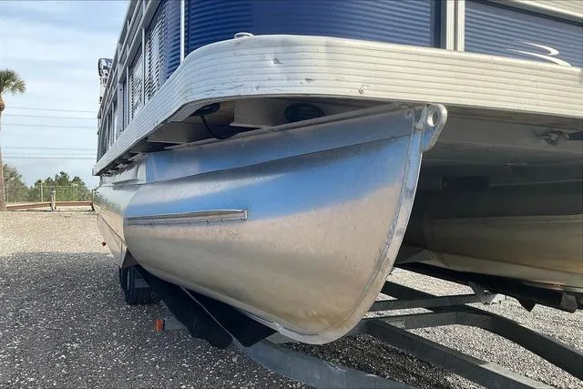 Slide: The Image of 2021 Bennington 22 SL pontoon boat on trailer, side view. - 10