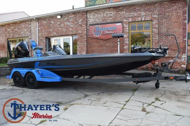 Slide: The Image of Ikon Boats LX21 2025 - 1