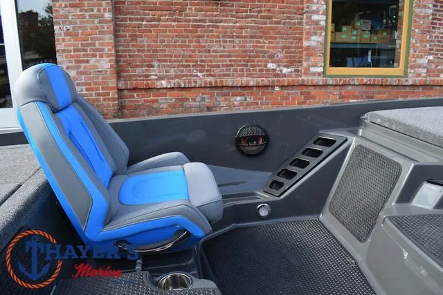 Slide: The Image of Ikon Boats LX21 2025 - 22