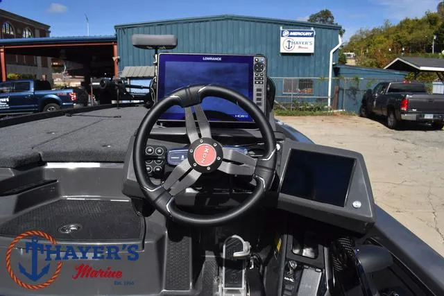 Slide: The Image of Ikon Boats LX21 2025 - 28