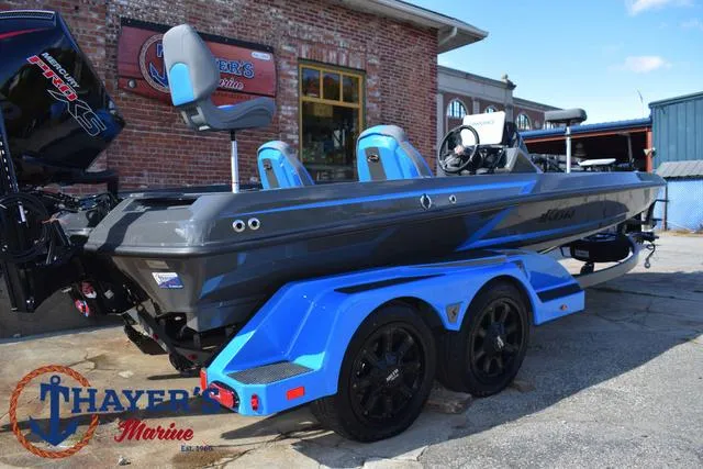 Slide: The Image of Ikon Boats LX21 2025 - 49