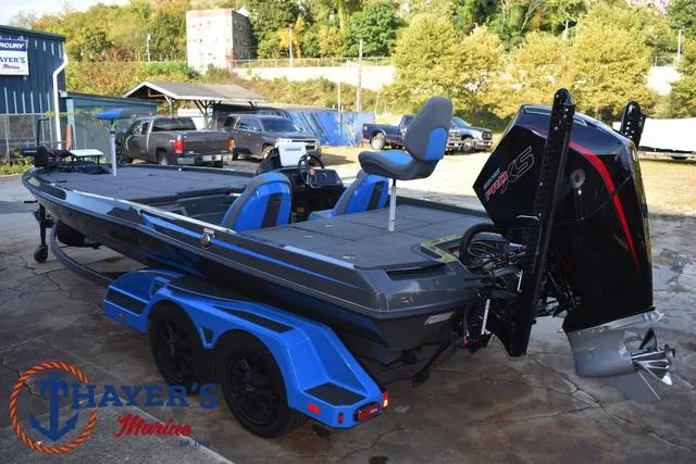 Slide: The Image of Ikon Boats LX21 2025 - 8