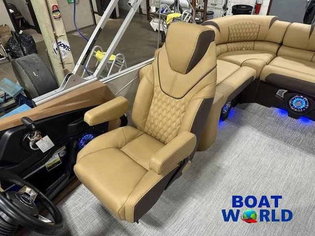 Slide: The Image of Tahoe Cascade 2385 Elite Cruise Tritoon & Honda 4-Stroke 2025 - 12