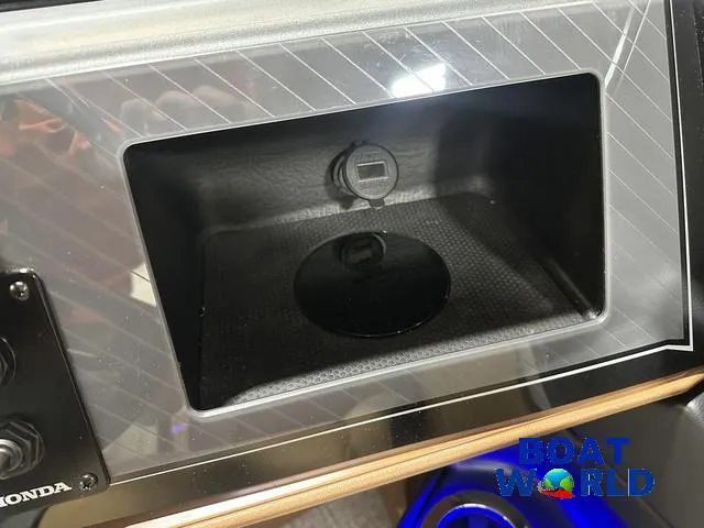 Slide: The Image of Tahoe Cascade 2385 Elite Cruise Tritoon & Honda 4-Stroke 2025 - 17