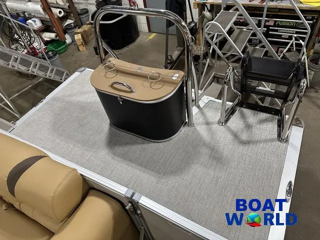 Slide: The Image of Tahoe Cascade 2385 Elite Cruise Tritoon & Honda 4-Stroke 2025 - 23