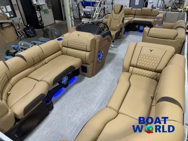 Slide: The Image of Tahoe Cascade 2385 Elite Cruise Tritoon & Honda 4-Stroke 2025 - 32