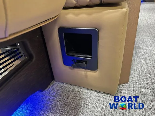 Slide: The Image of Tahoe Cascade 2385 Elite Cruise Tritoon & Honda 4-Stroke 2025 - 34