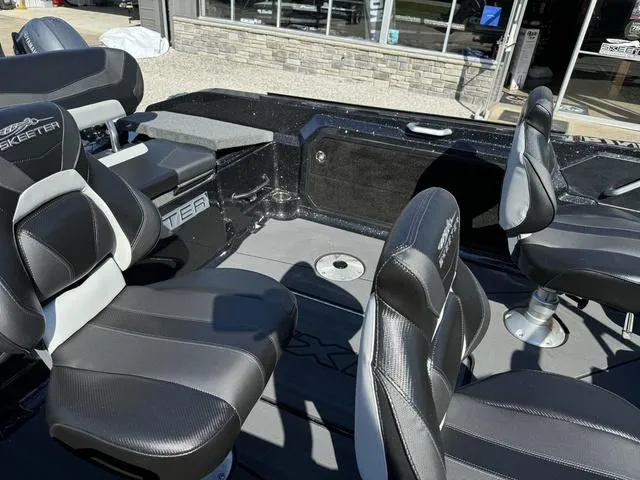 Slide: The Image of Skeeter WXR2060 2025 - 7