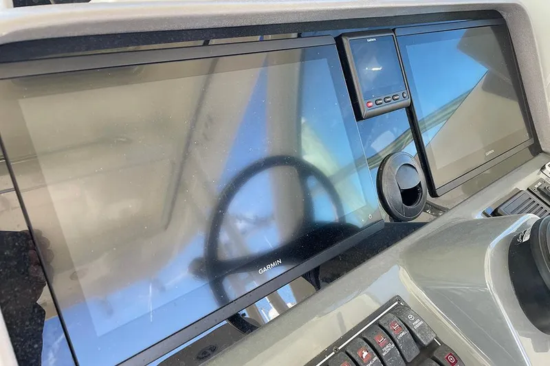 Slide: The Image of Fairline F//Line 33 2022 - 50