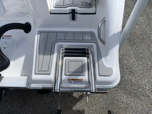 Slide: The Image of Sea Fox 228 Commander 2025 - 10