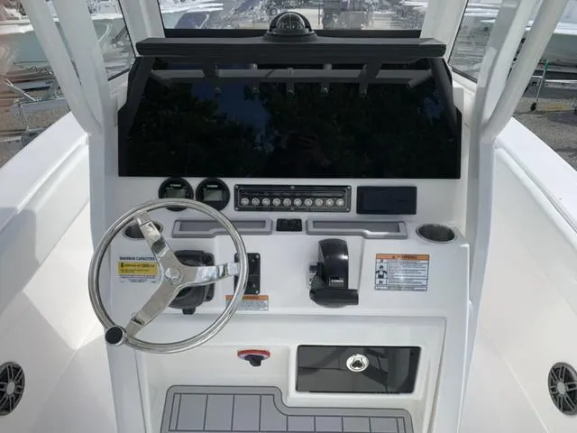 Slide: The Image of Sea Fox 228 Commander 2025 - 12