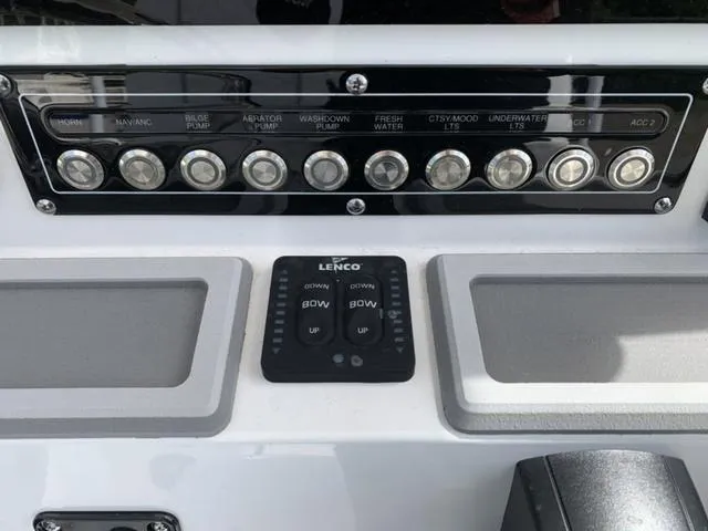 Slide: The Image of Sea Fox 228 Commander 2025 - 26