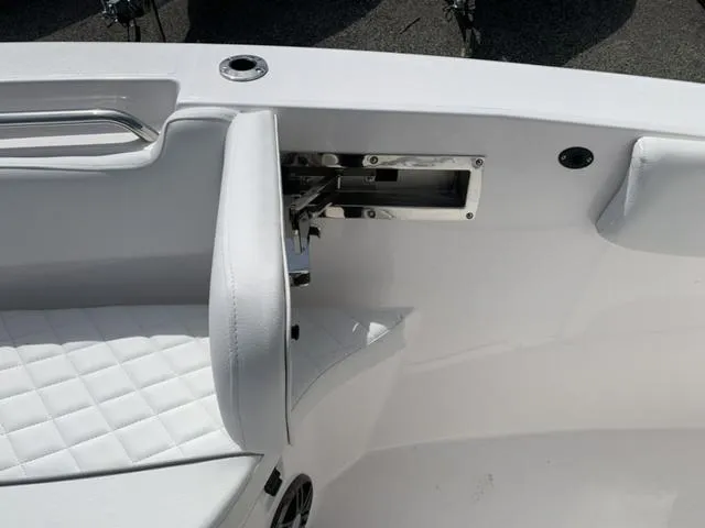 Slide: The Image of Sea Fox 228 Commander 2025 - 32