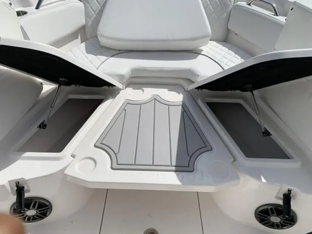 Slide: The Image of Sea Fox 228 Commander 2025 - 35