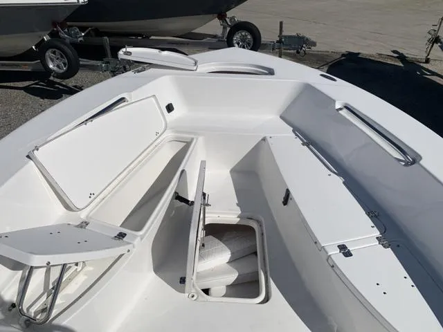 Slide: The Image of Sea Pro 202 Center Console 2025 - 15