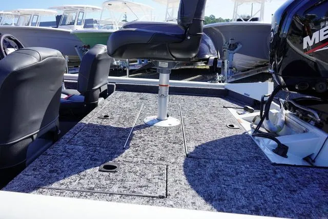 Slide: The Image of Tracker Pro Team 175 TF 2025 - 7