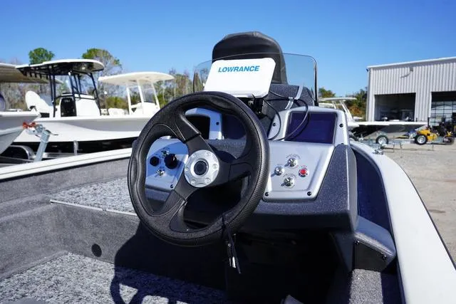 Slide: The Image of Tracker Pro Team 175 TF 2025 - 8