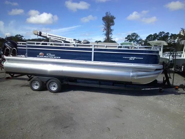 The Image of Sun Tracker Fishin Barge 22 2024 - 1