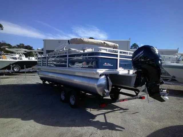 Slide: The Image of Sun Tracker Fishin Barge 22 2024 - 4