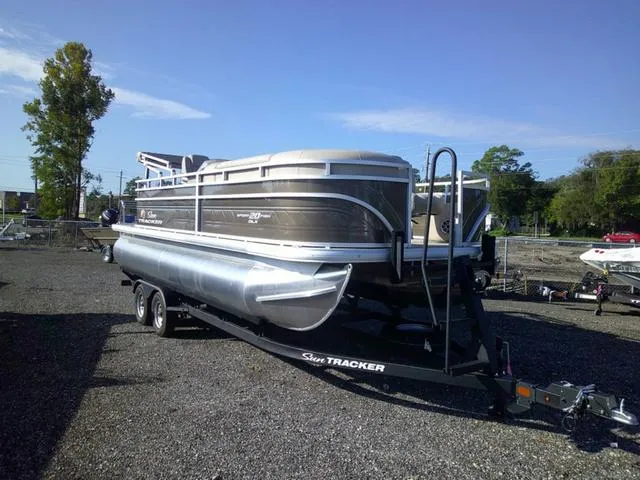 Slide: The Image of Sun Tracker SPORT FISH 20 2025 - 10