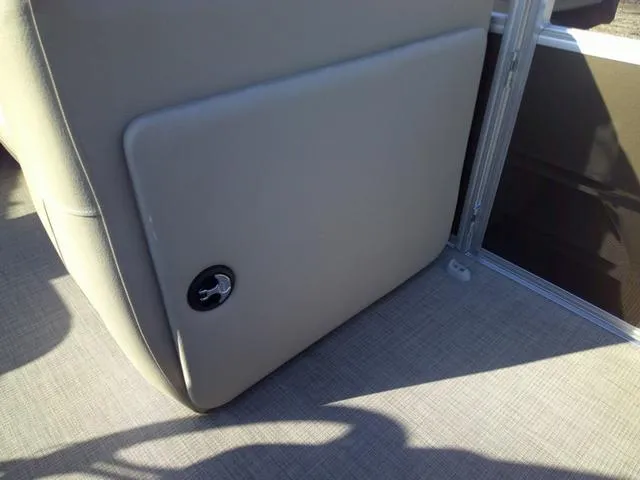 Slide: The Image of Sun Tracker SPORT FISH 20 2025 - 11